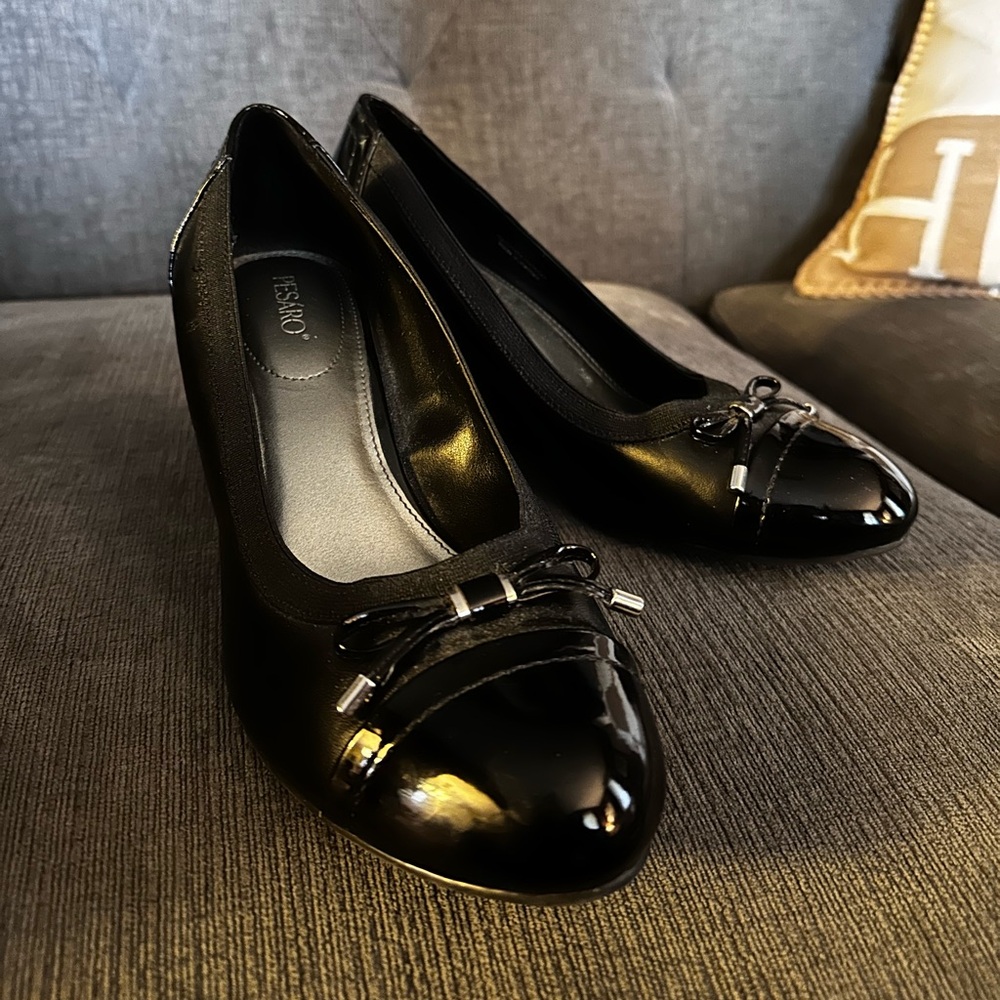 Pesaro Black Wedge Heels with parent and Bow Accent sz 8